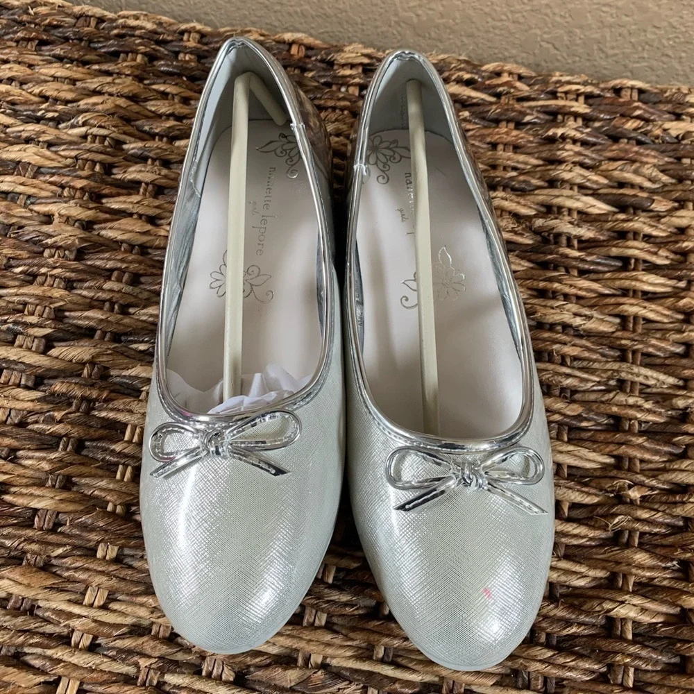 New in box big girl nanette lepore ballet flats dress shoe sz 4 bow silver